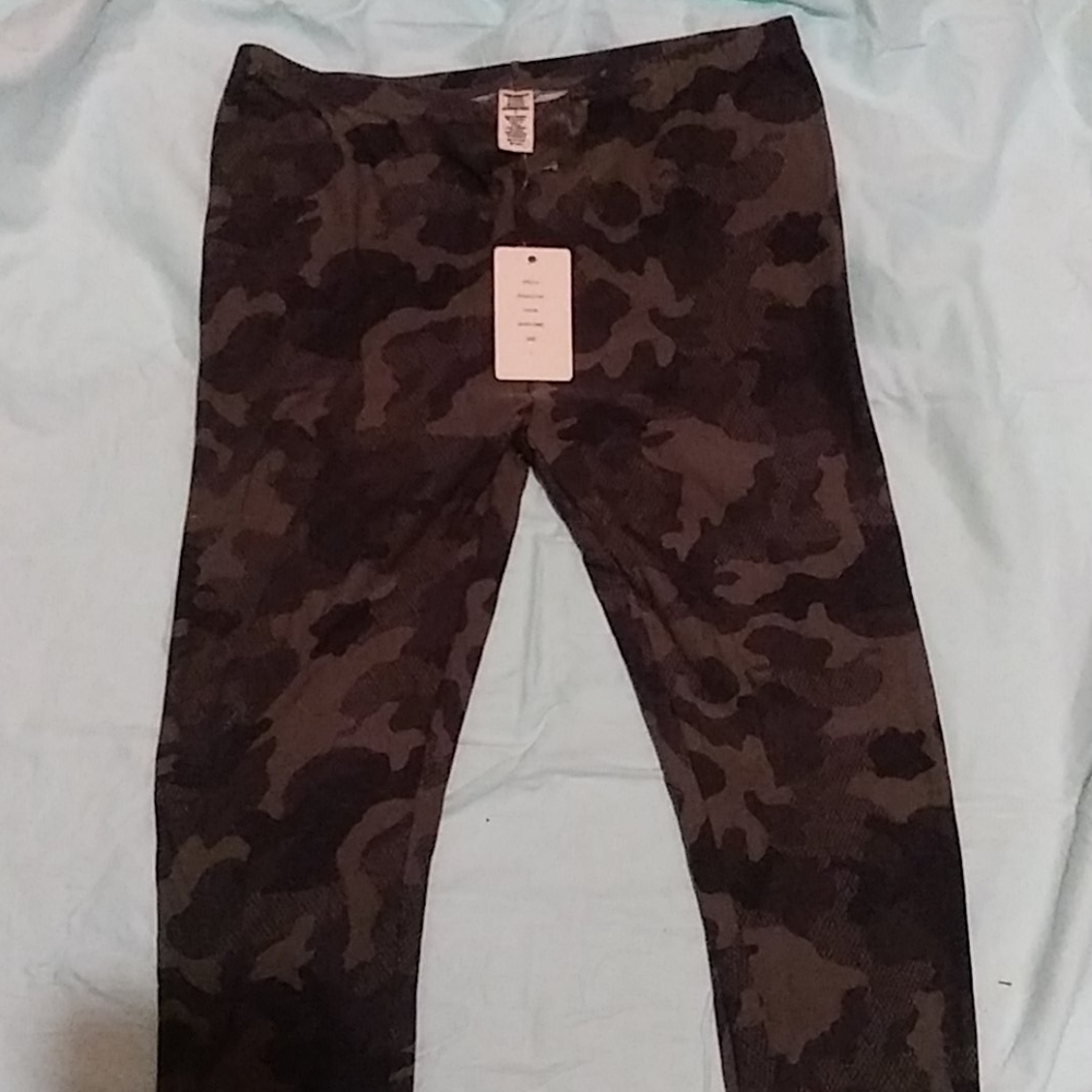 NWOT Girls Camo Leggings